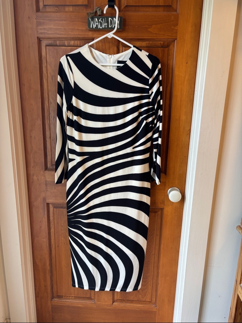 Donna Morgan size 12 striped L/S optical dress. Like new.